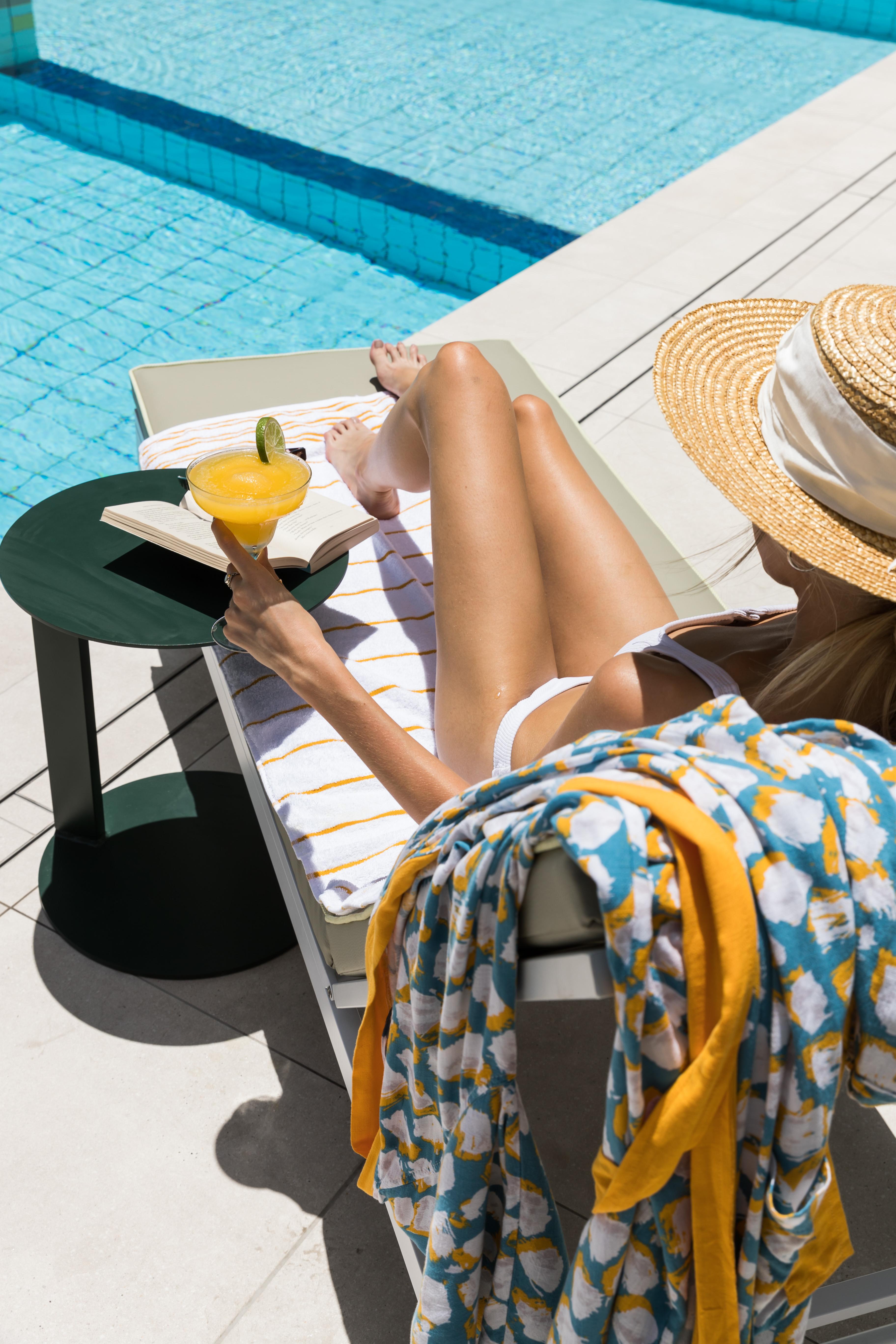 Hotel Crystalbrook Bailey Cairns Exterior foto A woman sunbathing
