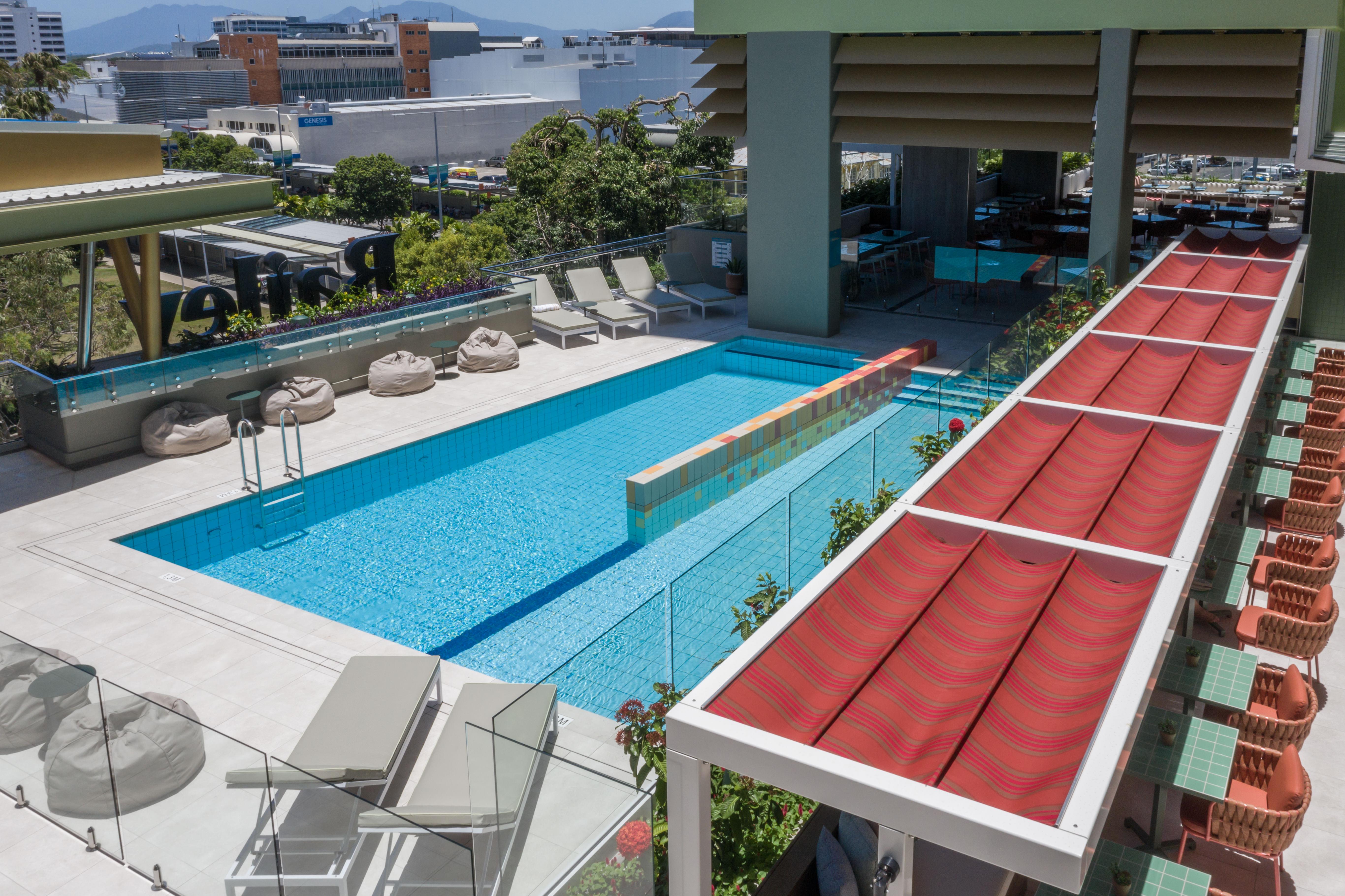 Hotel Crystalbrook Bailey Cairns Exterior foto The pool at the hotel