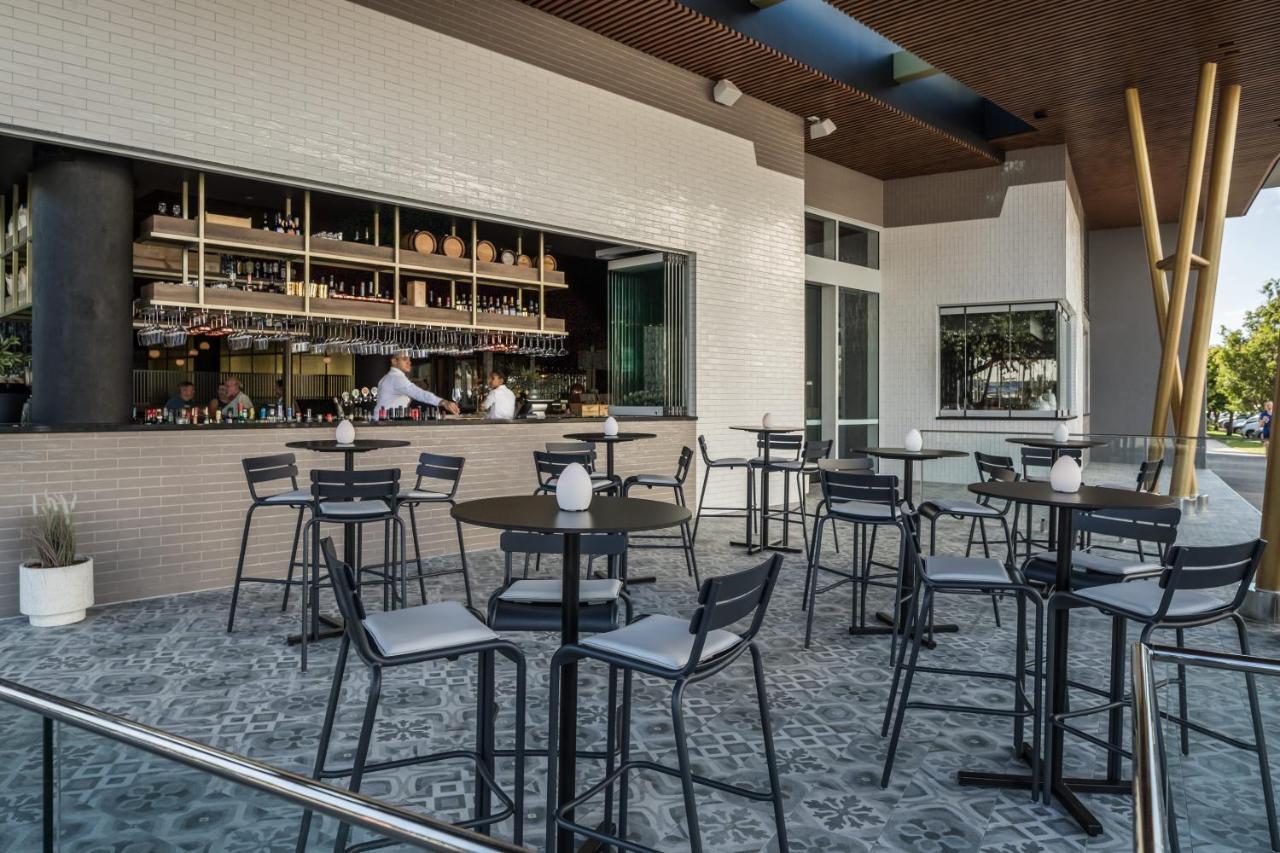 Hotel Crystalbrook Bailey Cairns Exterior foto The bar at the Sky Bar
